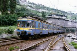 Unidades eléctricas serie 441 construidas por Construcciones y Auxiliar de Ferrocarriles (CAF) y ...