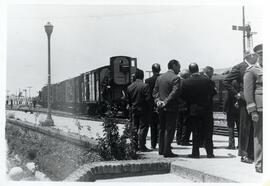 Furgones de madera, posiblemente tipo DV 61000 de RENFE prestando un servicio militar en un lugar...