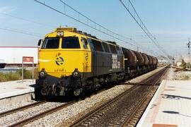 Locomotora diésel - eléctrica 333 - 058 de RENFE, fabricada por MACOSA y pintada en  amarillo y g...