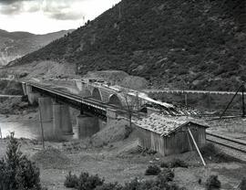 Obras de sustitución del puente métalico ferroviario de 4 tramos sobre el río Gallego existente e...
