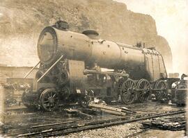 La caldera ya montada en la locomotora, pasa a la Cochera de la Reserva para ser forrada; instala...