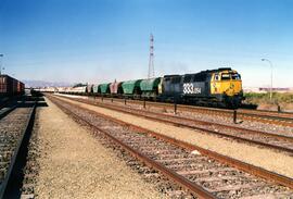 Locomotora diésel - eléctrica 333 - 054 de RENFE, fabricada por MACOSA y pintada en  amarillo y g...