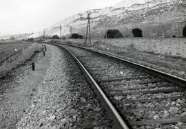 Vista una vía en curva a la izquierda revisada a la altura del km 133,340 de la línea Castejón a ...