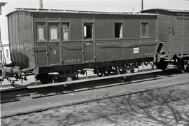 Coche de correos BE v 193 de la 3º zona de RENFE con destino Carmona, y detenida en la estación d...