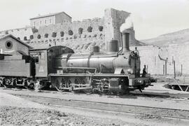 Composición de mercancías remolcada por la locomotora de vapor 040-2373 de la serie 040 - 2351 a ...