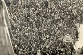 Vista parcial de la la multitud congregada en la plaza del Ayuntamiento de Segovia, denominada Pl...