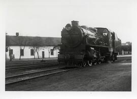 Locomotora de vapor de vía estrecha identificada con las siglas PV 16 en algún lugar de Ponferrad...