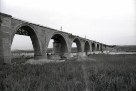 Sustitución del antiguo puente metálico de 11 tramos y 570,80 m sobre el río Guadiana, con vigas ...