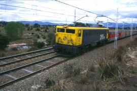 Locomotora eléctrica de la serie 269 de RENFE remolcando un Talgo III en la línea de Madrid a Irún
