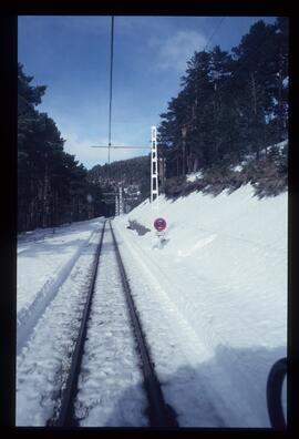 Vista de vía nevada en Cercedilla-Cotos