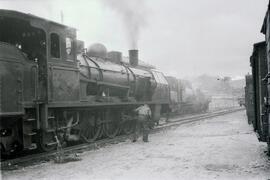 Composición de coches de viajeros remolcada por la locomotora de vapor nº 182 Pacific con rodaje ...