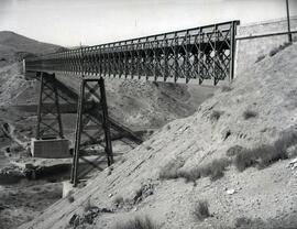 Viaducto metálico de 3 tramos y 207 m sobre el río Guadajoz, con vigas en cruz de San Andrés, sit...