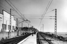 Vista general de andenes y vías de la estación de Canet, vista en dirección a San Pol