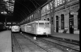 Automotor térmico diésel Ferrobús serie 591 - 301 de RENFE, ex Fer 301, y automotor térmico diése...