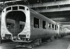 Vísta del tren articulado de viajeros en el interior del edificio nº 1, nave 2