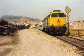 Locomotora diésel - eléctrica 333 - 005 de RENFE, fabricada por MACOSA y pintada en amarillo y gr...