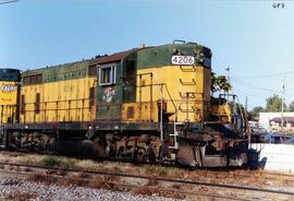 Vista de las locomotoras diesel CNW-4206 (GP7) y detrás la CNW-4703 (GP38r), de la Compañía Chica...