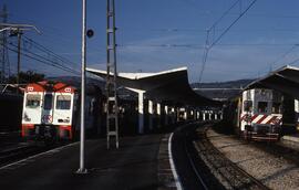 Cruce de un Tren Regional Diésel (TRD) serie 593 de RENFE de la línea de La Coruña a Vigo y una c...