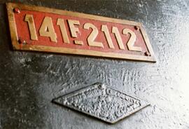 Placa de matriculación y fabricación de la locomotora de vapor 141F - 2112 de RENFE, construida p...