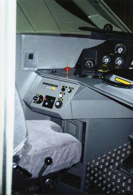 Cabina de conducción de una locomotora eléctrica de AVE serie 100