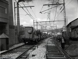 Descarga de balasto por personal de Vía y Obras en las proximidades de la estación de Hernani, en...