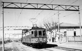 Estación antigua de Puebla de Vallbona y automotor eléctrico de la Compañía de Tranvías y Ferroca...