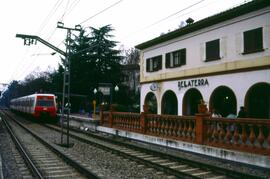 Vista parcial de la estación de Bellaterra de los Ferrocarrils de la Generalitat de Catalunya, y ...