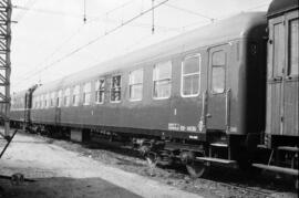 Coche de viajeros de 2ª clase BB 8636 de la serie BB 8501 a 8945 de RENFE, formando parte de una ...