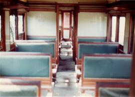 Interior de un coche de viajeros de los Ferrocarriles de Mallorca en la estación de Palma