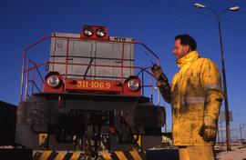 Peón especializado de RENFE en un lugar sin identificar