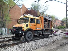 Vehículo adaptado para mantenimiento de vía en la estación de Villaverde Bajo, operado por person...