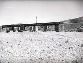 Sustitución del puente metálico existente en el km 64,215 por el puente o viaducto de hormigón de...