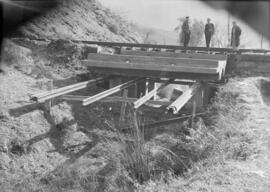 Paso superior sin identificar en construcción y personal ferroviario de Vía y Obras