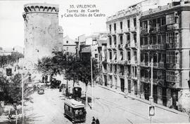 Vista de las Torres de Cuarte y de la calle de Guillén de Castro de Valencia, y de dos tranvías