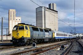 Locomotora diésel - eléctrica 333 - 076 de RENFE, fabricada por MACOSA y pintada en amarillo y gr...