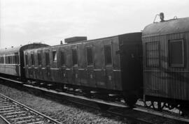 Coche de viajeros de 3ª clase C hv 1185 de RENFE, de dos ejes y estribo corrido, en la estación d...