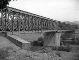 Puente metálico de dos tramos y 60 m de luz, con vigas tipo Linville, y situado en el km 238,727 ...