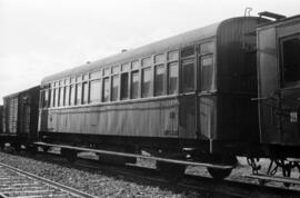 Coche de viajeros de 2ª clase B v 1439 de RENFE, de dos ejes y estribo corrido, en la estación de...