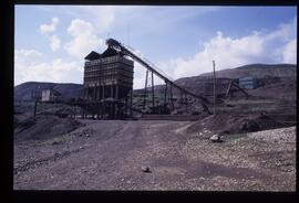 Tolvas del cargadero de mineral y nave de clasificación y cribado de las minas de hierro de la Co...