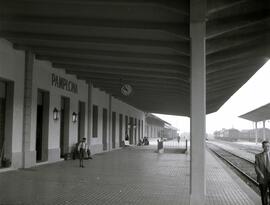 Estación de Pamplona. Andenes y fonda.