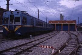 Perspectiva general de un automotor eléctrico o unidad de tren eléctrica de la serie 3500 de Eusk...