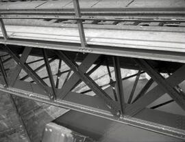 Puente metálico de un tramo y 33 m sobre el arroyo de Despeñaperros, con vigas tipo Cruz de San A...