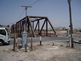 Puente métalico ferroviario y paso a nivel en Lorca de la línea de Murcia a Águilas