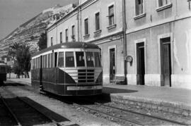 Automotor térmico diésel con motor de gasolina AM 2, fabricado en los propios talleres de ESA, y ...