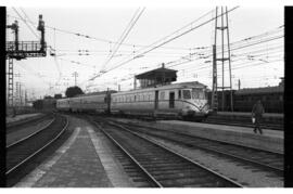 Automotor diésel TAF de la serie 595 de RENFE en la estación de Madrid - Atocha
