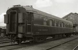 Coche restaurante WR 3569 de la serie 3562-3569 de la Compañía Wagons Lits detenido en la estació...