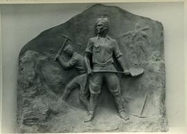 Escultura del cuerpo de zapadores trabajando, exhibida en la sala de Ingenieros de la exposición ...