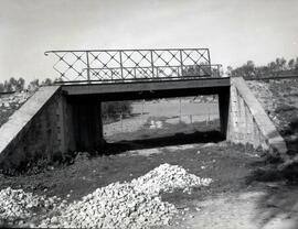 Pontón metálico "Los Santos", situado en el km 17,737 de la línea de Puente Genil a Lin...