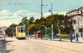Postal coloreada con una vista de la calle del Arenal de Vigo, con un tranvía de los Tranvías Elé...