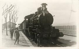 Composición de tren con locomotora de vapor nº 668 de la Compañía MZA, luego renumerada como RENF...